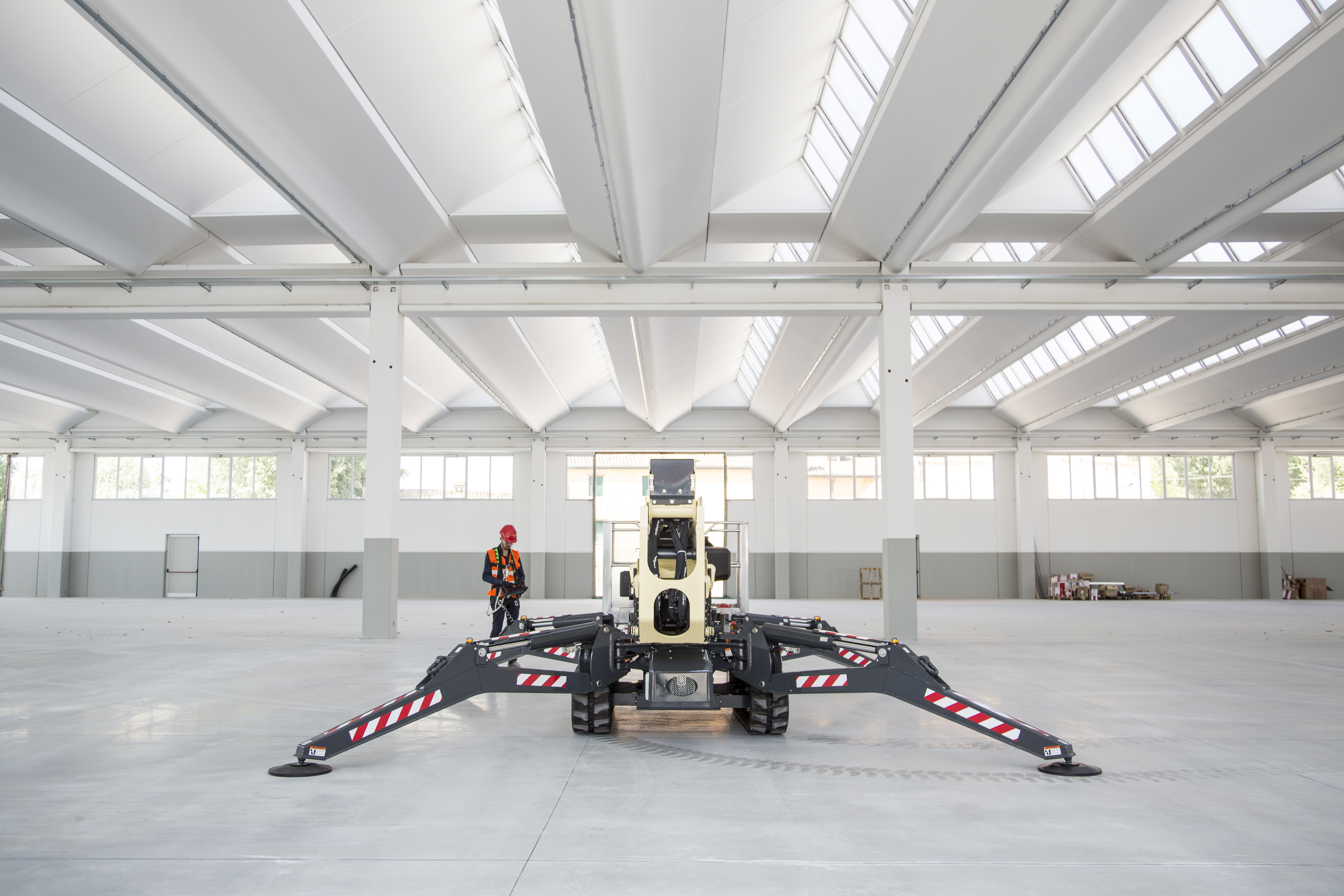 Hinowa Photographer, indoor application, warehouse, clean environment